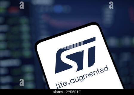 Il logo STMicroelectronics viene visualizzato sullo smartphone. STMicroelectronics NV è una multinazionale europea di produzione di semiconduttori. Foto Stock