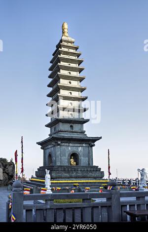 La pagoda del tempio Kim Son Bao Thang sulla cima di Fansipan, la montagna più alta del Vietnam Foto Stock