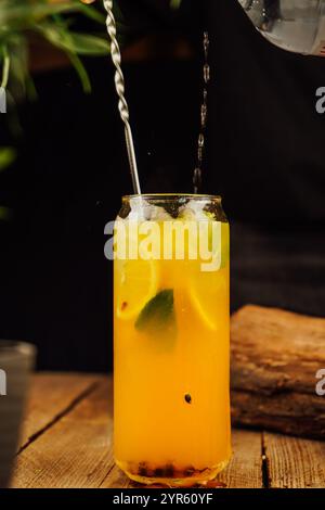 Cocktail di frutto della passione, drink spruzzati su uno sfondo luminoso, drink tropicale per feste estive. Foto Stock