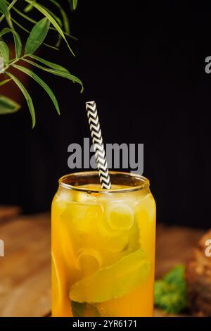 Cocktail mojito al frutto della passione in un bicchiere, bevanda analcolica fatta in casa, isolata su un incredibile sfondo. Foto Stock