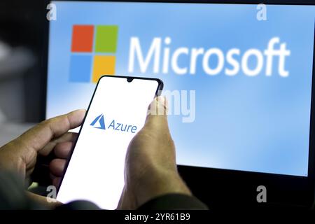 Smartphone con il logo Microsoft Azure, è un servizio cloud offerto come servizio e ospitato nei data center Microsoft Foto Stock