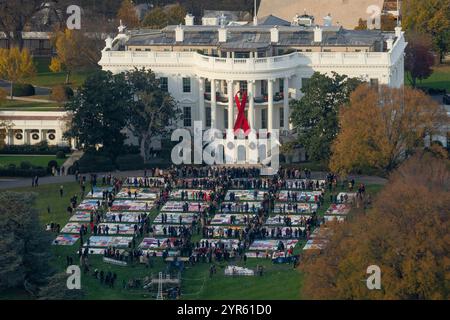 Washington, Stati Uniti. 1 dicembre 2024. Una vista aerea di parti dell'AIDS Memorial Quilt in osservanza della giornata Mondiale dell'AIDS sul South Lawn della Casa Bianca, 1 dicembre 2024, a Washington, DC il trapunto memorizza le vite perse a causa dell'epidemia di AIDS ed è esposto per la prima volta alla Casa Bianca. Credito: Oliver Contreras/White House Photo/Alamy Live News Foto Stock