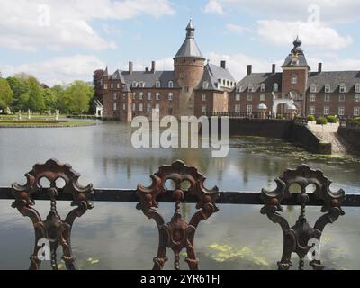 Castello riflesso nell'acqua con ringhiere ornate in primo piano, anholt, vestfalia, germania Foto Stock