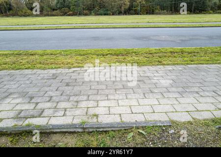 Marciapiede, prato, strada senza gente Foto Stock