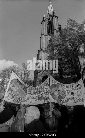 Germania, Berlino, 9 novembre 1991, manifestazione il 9 novembre (Reichskristallnacht), la manifestazione inizia presso la Chiesa Getsemani, in Europa Foto Stock