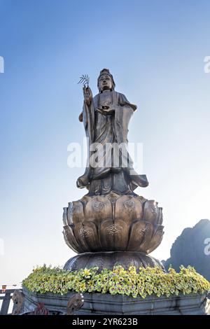 La statua in bronzo della dea Guan Yin sulla cima di Fansipan in Vietnam Foto Stock