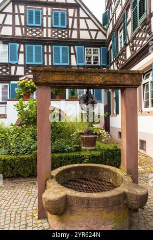 Un pozzo d'acqua e case medievali nel centro storico di Gengenbach nella Foresta Nera, Germania, Europa Foto Stock