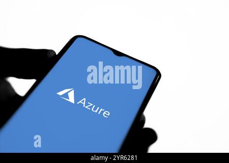 Smartphone con il logo Microsoft Azure, è un servizio cloud offerto come servizio e ospitato nei data center Microsoft Foto Stock