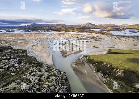 Il fiume glaciale Joekulgilskvisl nella valle montuosa Joekulgil negli altopiani dell'Islanda, dell'Islanda, dell'Europa Foto Stock