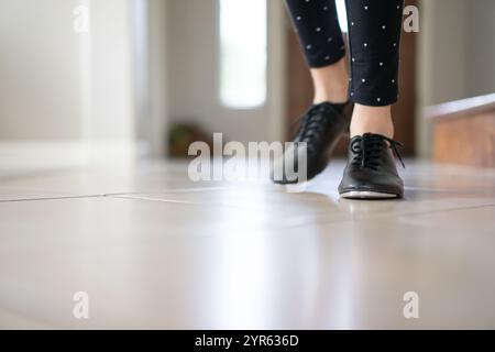 Primo piano dei piedi delle ragazze con scarpe Jazz su pavimento piastrellato Foto Stock