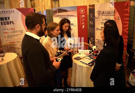 Praga, Repubblica Ceca. 2 dicembre 2024. Un membro dello staff parla con i visitatori alla mostra "Study in China" a Praga, nella Repubblica Ceca, il 2 dicembre 2024. Tredici università cinesi hanno presentato i loro diversi programmi e politiche alla mostra "Study in China" tenutasi a Praga lunedì, sottolineando l'approfondimento dei legami educativi e culturali tra Cina e Repubblica Ceca. Crediti: Dana Kesnerova/Xinhua/Alamy Live News Foto Stock