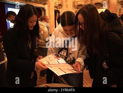 Praga, Repubblica Ceca. 2 dicembre 2024. I visitatori leggono le presentazioni alla mostra "Study in China" a Praga, nella Repubblica Ceca, il 2 dicembre 2024. Tredici università cinesi hanno presentato i loro diversi programmi e politiche alla mostra "Study in China" tenutasi a Praga lunedì, sottolineando l'approfondimento dei legami educativi e culturali tra Cina e Repubblica Ceca. Crediti: Dana Kesnerova/Xinhua/Alamy Live News Foto Stock