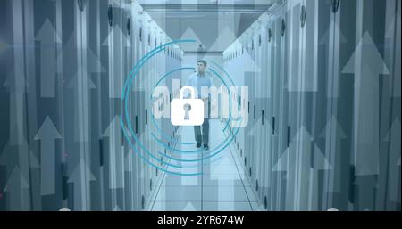 Immagine dell'icona del lucchetto e delle frecce rivolte verso l'alto sull'uomo d'affari caucasico nella sala server Foto Stock