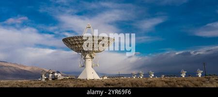 Marzo 2021, Owens Valley radio Observatory (OVRO), Bishop, California, USA - centro di ricerca di Cal Tech - vista di un piatto da 130 piedi Foto Stock