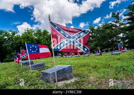 GIUGNO 2021, HIGGINSVILLE, Missouri., Stati Uniti - Confederate Memorial State Historic Site, Higginsville, Missouri mostra bandiere confederate Foto Stock