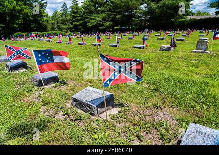 GIUGNO 2021, HIGGINSVILLE, Missouri., Stati Uniti - Confederate Memorial State Historic Site, Higginsville, Missouri mostra bandiere confederate Foto Stock