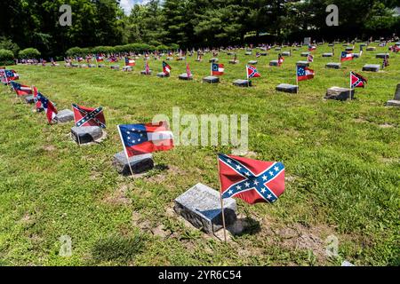 GIUGNO 2021, HIGGINSVILLE, Missouri., Stati Uniti - Confederate Memorial State Historic Site, Higginsville, Missouri mostra bandiere confederate Foto Stock