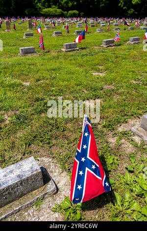 GIUGNO 2021, HIGGINSVILLE, Missouri., Stati Uniti - Confederate Memorial State Historic Site, Higginsville, Missouri mostra bandiere confederate Foto Stock