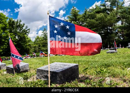 GIUGNO 2021, HIGGINSVILLE, Missouri., Stati Uniti - Confederate Memorial State Historic Site, Higginsville, Missouri mostra bandiere confederate Foto Stock