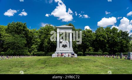 GIUGNO 2021, HIGGINSVILLE, Missouri., Stati Uniti - Confederate Memorial State Historic Site, Higginsville, Missouri mostra bandiere confederate Foto Stock