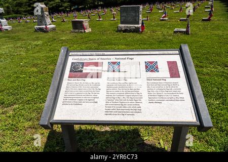 GIUGNO 2021, HIGGINSVILLE, Missouri., Stati Uniti - Confederate Memorial State Historic Site, Higginsville, Missouri mostra bandiere confederate Foto Stock