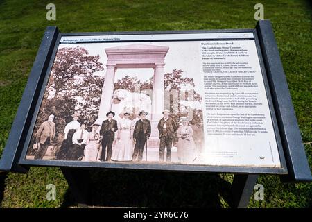 GIUGNO 2021, HIGGINSVILLE, Missouri., Stati Uniti - Confederate Memorial State Historic Site, Higginsville, Missouri mostra bandiere confederate Foto Stock