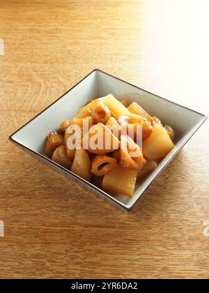 Tubi di ravanello e pasta di pesce sobbolliti ( chikuwa) Foto Stock