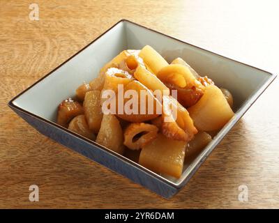 Tubi di ravanello e pasta di pesce sobbolliti ( chikuwa) Foto Stock