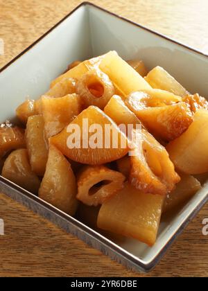 Tubi di ravanello e pasta di pesce sobbolliti ( chikuwa) Foto Stock