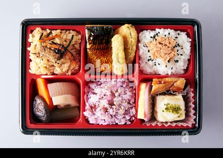 Bento in stile giapponese con 3 tipi di riso Foto Stock