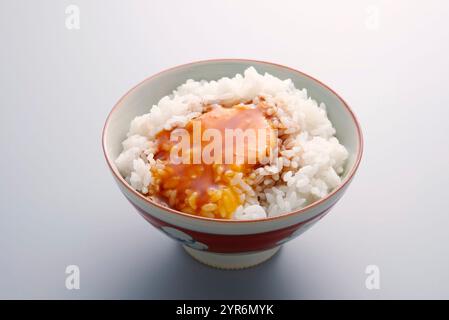 Uova crude e riso Foto Stock