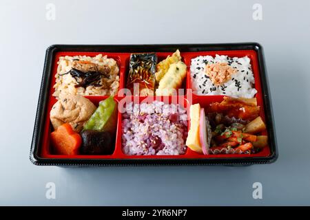 Bento in stile giapponese con 3 tipi di riso Foto Stock