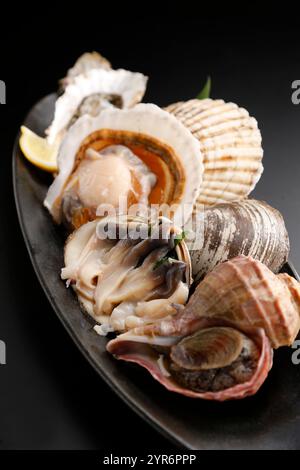 Tre tipi assortiti di sashimi: Capesante, cuccioli e vongole Sakhalin Foto Stock