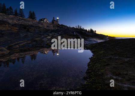 2021 OTTOBRE, BRISTOL, MAINE, Stati Uniti - Sunrise Pemaquid Point Light è uno storico faro degli Stati Uniti situato a Bristol, Lincoln County, Maine, all'estremità del Pemaquid Neck. Foto Stock