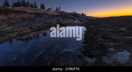 2021 OTTOBRE, BRISTOL, MAINE, Stati Uniti - Sunrise Pemaquid Point Light è uno storico faro degli Stati Uniti situato a Bristol, Lincoln County, Maine, all'estremità del Pemaquid Neck. Foto Stock