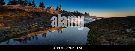 2021 OTTOBRE, BRISTOL, MAINE, Stati Uniti - Sunrise Pemaquid Point Light è uno storico faro degli Stati Uniti situato a Bristol, Lincoln County, Maine, all'estremità del Pemaquid Neck. Foto Stock