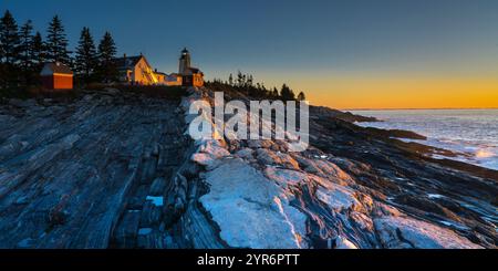 2021 OTTOBRE, BRISTOL, MAINE, Stati Uniti - Sunrise Pemaquid Point Light è uno storico faro degli Stati Uniti situato a Bristol, Lincoln County, Maine, all'estremità del Pemaquid Neck. Foto Stock