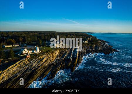 2021 OTTOBRE, BRISTOL, MAINE, Stati Uniti - Sunrise Pemaquid Point Light è uno storico faro degli Stati Uniti situato a Bristol, Lincoln County, Maine, all'estremità del Pemaquid Neck. Foto Stock