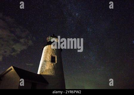 2021 OTTOBRE, BRISTOL, MAINE, Stati Uniti - Sunrise Pemaquid Point Light è uno storico faro degli Stati Uniti situato a Bristol, Lincoln County, Maine, all'estremità del Pemaquid Neck. Foto Stock