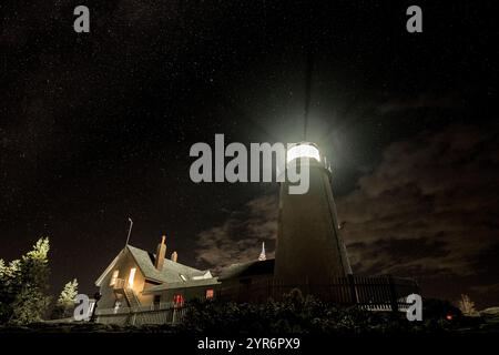 2021 OTTOBRE, BRISTOL, MAINE, Stati Uniti - Sunrise Pemaquid Point Light è uno storico faro degli Stati Uniti situato a Bristol, Lincoln County, Maine, all'estremità del Pemaquid Neck. Foto Stock