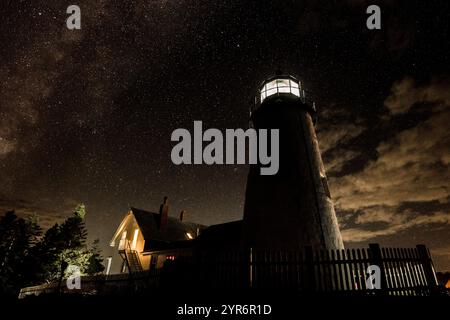 2021 OTTOBRE, BRISTOL, MAINE, Stati Uniti - Sunrise Pemaquid Point Light è uno storico faro degli Stati Uniti situato a Bristol, Lincoln County, Maine, all'estremità del Pemaquid Neck. Foto Stock