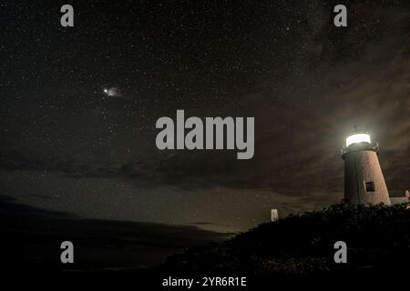 2021 OTTOBRE, BRISTOL, MAINE, Stati Uniti - Sunrise Pemaquid Point Light è uno storico faro degli Stati Uniti situato a Bristol, Lincoln County, Maine, all'estremità del Pemaquid Neck. Foto Stock