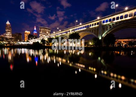 2021 OTTOBRE, CLEVELAND, OHIO, Stati Uniti - il centro di Cleveland Ohio sorge sopra il fiume Cuyahoga all'Heritage Park e mostra l'Heritage Bridge Foto Stock