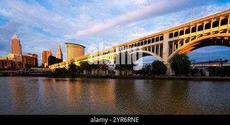 2021 OTTOBRE, CLEVELAND, OHIO, Stati Uniti - il centro di Cleveland Ohio sorge sopra il fiume Cuyahoga all'Heritage Park e mostra l'Heritage Bridge Foto Stock