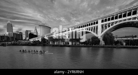 2021 OTTOBRE, CLEVELAND, OHIO, Stati Uniti - il centro di Cleveland Ohio sorge sopra il fiume Cuyahoga all'Heritage Park e mostra l'Heritage Bridge Foto Stock