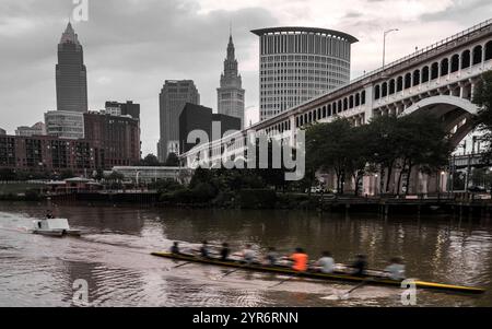 2021 OTTOBRE, CLEVELAND, OHIO, Stati Uniti - il centro di Cleveland Ohio sorge sopra il fiume Cuyahoga all'Heritage Park e mostra l'Heritage Bridge Foto Stock