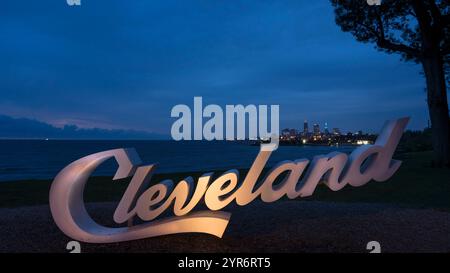 OTTOBRE 2021, CLEVELAND, OHIO, Stati Uniti - Edgewater Park mostra che i cartelli della Cleveland script sono distribuiti in tutta Cleveland e mostrano la vista dello skyline e della città Foto Stock