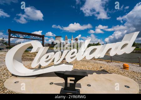 2021 OTTOBRE, CLEVELAND, OHIO, Stati Uniti - la scritta Cleveland indica Tremont Trailhead mostra lo skyline di Cleveland e la vista sulla città Foto Stock