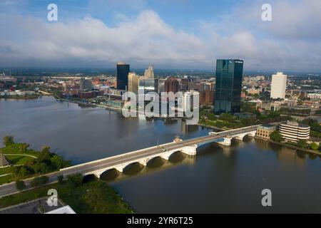 2021 OTTOBRE, TOLEDO, OHIO, Stati Uniti - Vista aerea dello skyline di Toledo, Ohio Foto Stock