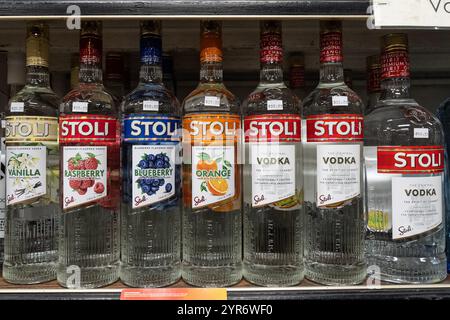 New York, Stati Uniti. 2 dicembre 2024. Bottiglie di vodka Stoli in vendita presso il negozio Ehrlich Wines & Spirits in Amsterdam Avenue a New York. Stoli Group USA, proprietaria dell'omonima vodka, ha presentato istanza di fallimento per lottare contro il rallentamento della domanda di alcolici e diversi anni di lotta contro la Russia in tribunale. La società nel suo deposito fallimentare ha dichiarato che la vodka Stoli e il bourbon Kentucky Owl continueranno ad essere disponibili nei negozi mentre la società passerà attraverso il capitolo 11 (foto di Lev Radin/Pacific Press) credito: Pacific Press Media Production Corp./Alamy Live News Foto Stock